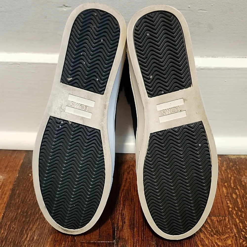 EUC Toms Paxton Slip On Chukka Black Leather Sneakers with Faux Fur Accents